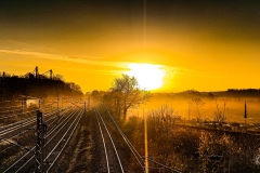 Schieben im Sonnenaufgang mit Nebel