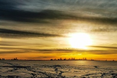 Sonnenuntergang über Schneebedeckte Feld
