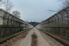 Autobahnbrücke mit Sicherheitszaun