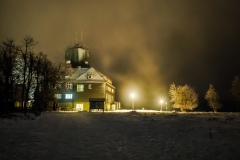 Astenturm im Schnee und Nebel